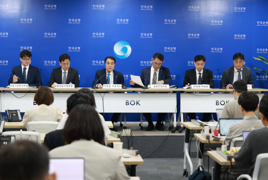 이종한(왼쪽부터) 한국은행 금융기관분석부장, 임광규 금융안정기획부장, 이종렬 부총재보, 장정수 금융안정국장, 문용필 안정분석팀장, 고경철 전자금융팀장이 25일 서울 중구 한국은행에서 열린 금융안정보고서 설명회에서 발언하고 있다. [한국은행 제공]